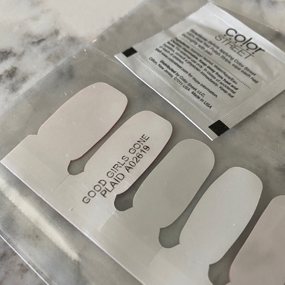 NWOT Color Street 'Good Girls Gone Plaid' Nail Art - Picture 2 of 3